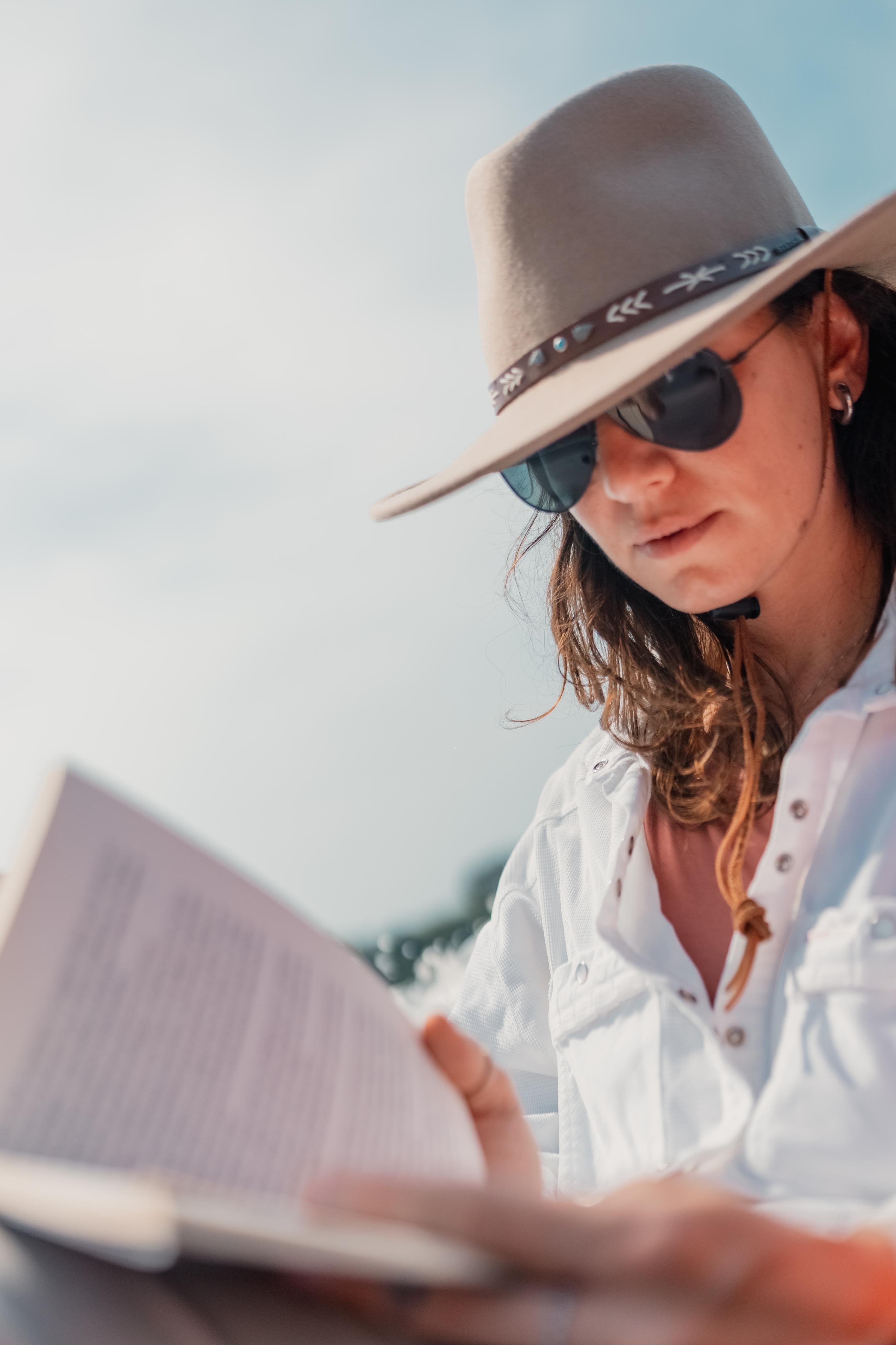 Bruna Fornasier reading outdoors